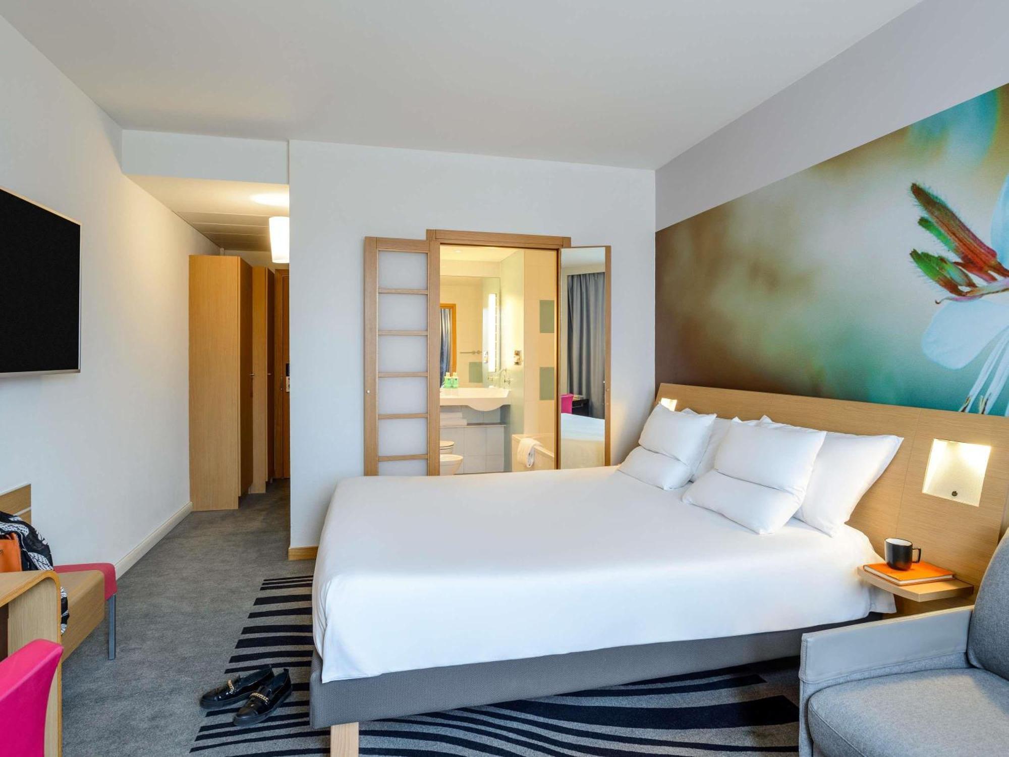 Executive King Room Sofa,1704858281:JPEG